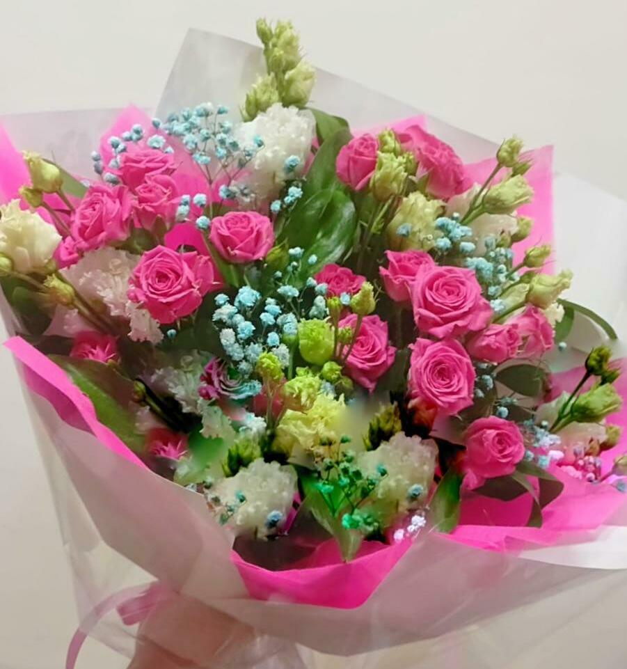 Сборный букет с кустовыми розами и эустомой Очень скучаю Сборный букет с кустовыми розами и эустомой Очень скучаю