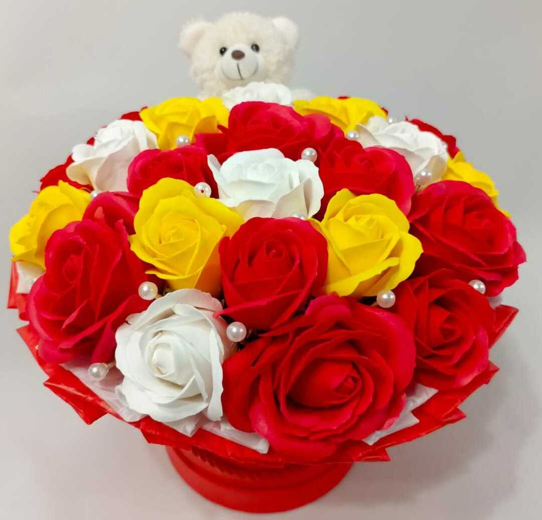 Композия из мыльных роз в коробке