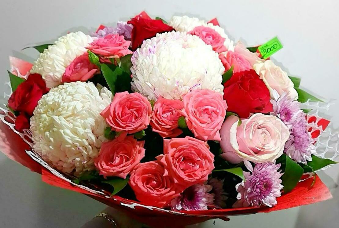 Сборный букет с хризантемами и розами Ягодный десерт Сборный букет с хризантемами и розами Ягодный десерт