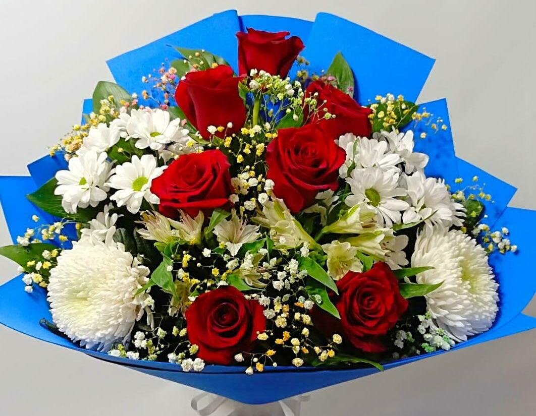 Сборный букет с розами и гипсофиллой От всей души!