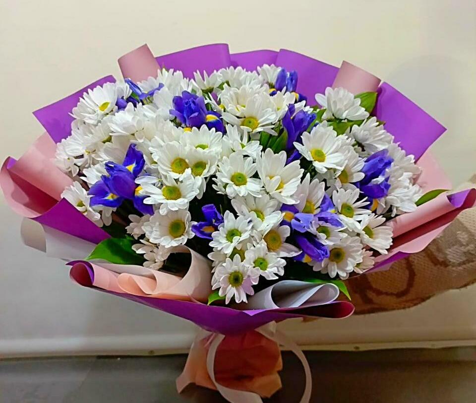 Сборный букет с ирисами и хризантемами Сборный букет с ирисами и хризантемами