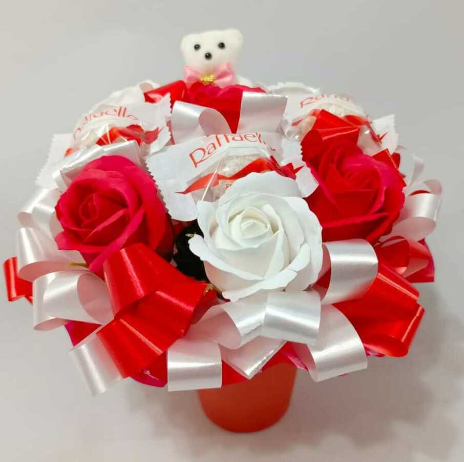 Композиция из мыльных роз в стоканчике