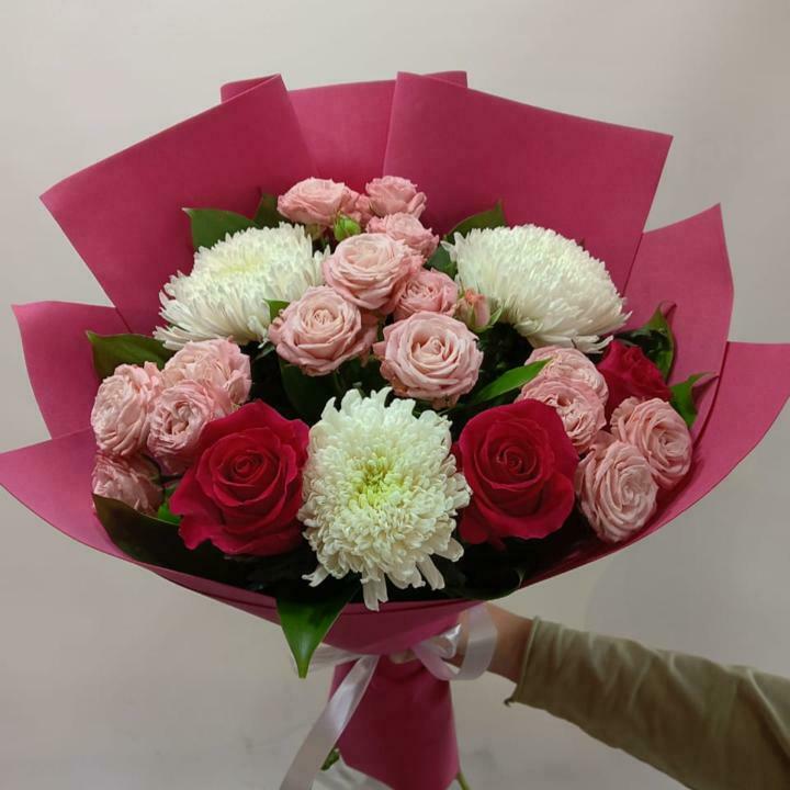 Сборный букет с кустовыми розами и хризантемами Сборный букет с кустовыми розами и хризантемами