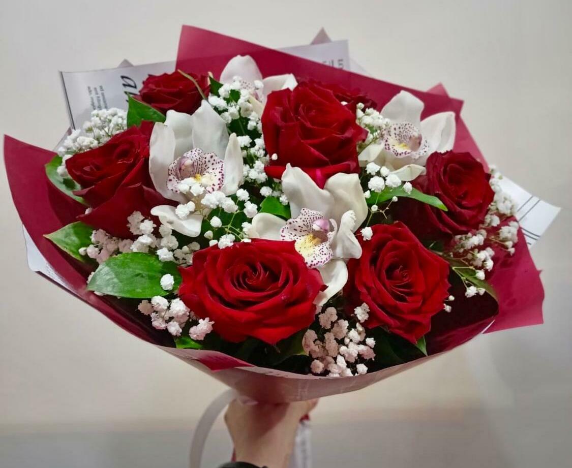 Сборный букет из роз и орхидей Яркий дуэт Сборный букет из роз и орхидей Яркий дуэт