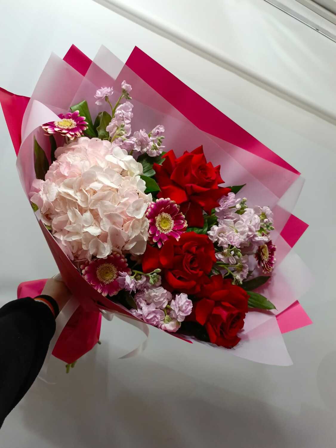 Сборный букет с гортензией и розами Сборный букет с гортензией и розами